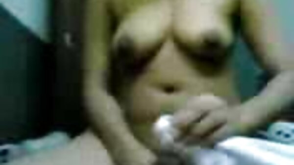 آلیس وین، جوجه ریزه ریز سینه‌های فیلمسکسی گروهی فراوان، خروس بزرگی را در خروس خود می‌گیرد