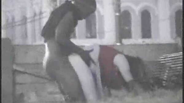 جوسلین فیلم سکس دست جمعی پینک، بیل زدن سبزه لاغر، در عیاشی جنس گانگ‌بنگ، چندین ضربات را انجام می‌دهد.