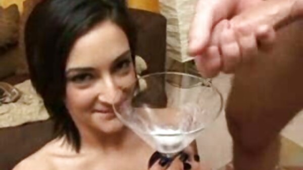 اغواگر ژاپنی، کورارا ایجیما، فیلم های سکسی گروهی بیدمشک تنگ خود را به سختی بازی می‌دهد