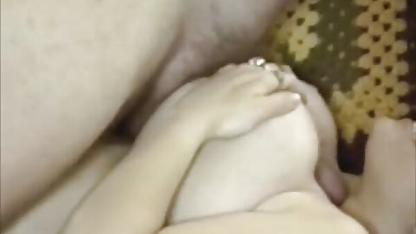 هالی وست، سبزه کثیف سینه بزرگ، جلفش را با انگشتانش دانلود فیلم سکسی خشن گروهی خوشحال می کند