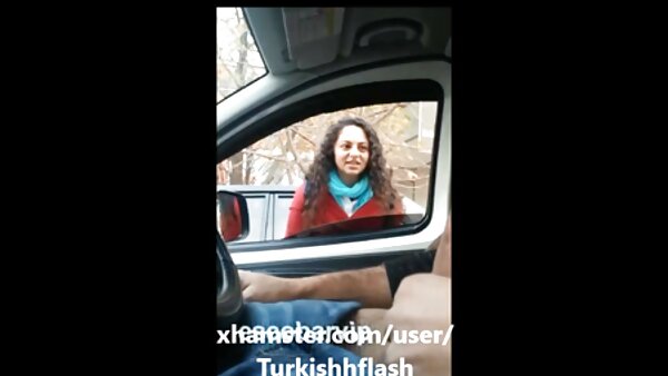 عروسک بلوند خوش طعم واژن تراشیده اش را سکس شهوانی گروهی سبزه روباهی می خورد