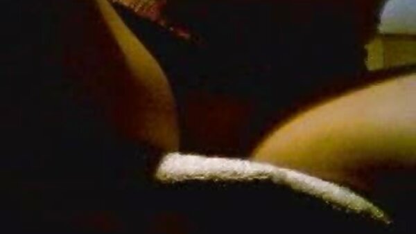 زوج آسیایی ناهنجار سکس فیلم سکسی خارجی گروهی ژست داغ دختر گاوچران معکوس را روی صندلی ارائه می دهند