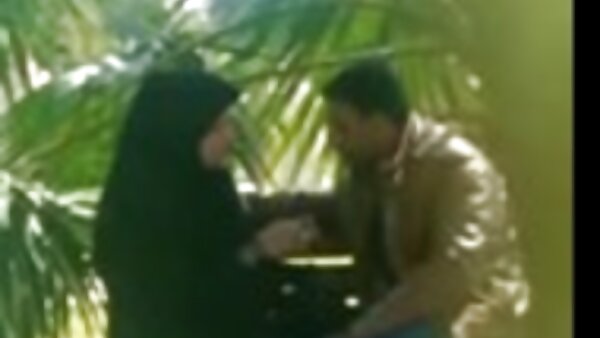 هوکر شلخته سر قرمز در حالت قاشقی به فیلمسکسی گروهی مقعدش حمله کرد