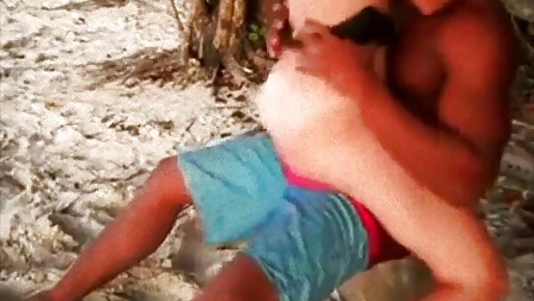 جینا جولی و معشوقش از حریم دانلود فیلم سکسی گروهی وحشی خصوصی در ساحل زیبا و وحشی لذت می برند