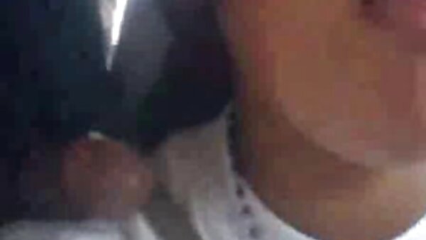 فاحشه زرق و برق در جوراب شلواری پاره شده Pepper XO فیلم سکسی گروهی خشن توسط مشتری بی رحم مورد لعنت قرار می گیرد