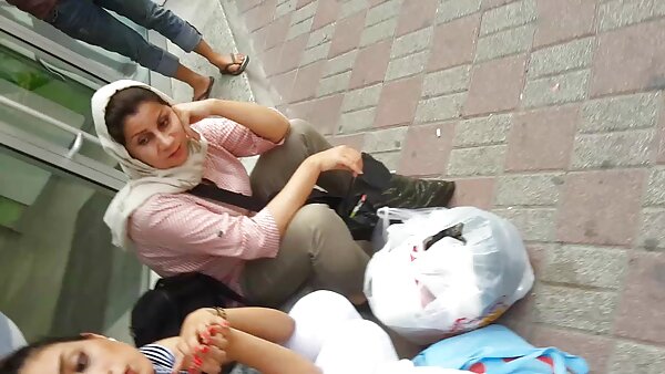 خدمتکار فیلم سکسی خارجی گروهی بی تنه ژاپنی سلام میکیتی، بیدمشک پرمویش را قلقلک می دهد