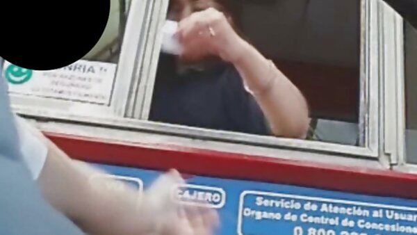 هوکر پاکستانی بسیار داغ به مرد سفید پوست اجازه می دهد او داستانهای سکسی گروهی جدید را از پشت بخورد